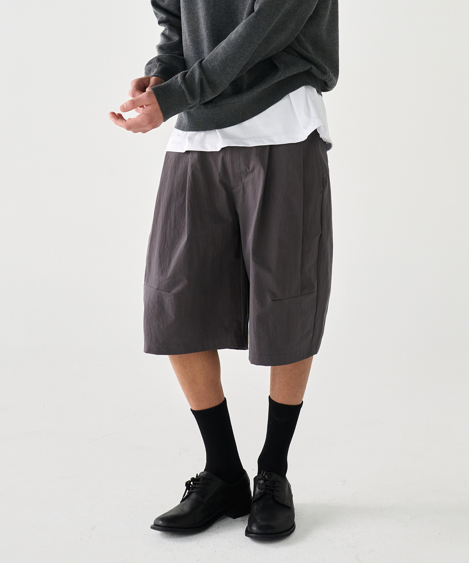 refined nylon bermuda pants (charcoal)