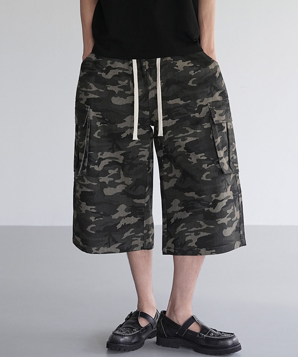 String Band Camo Wide-Length Bermuda Cargo Shorts