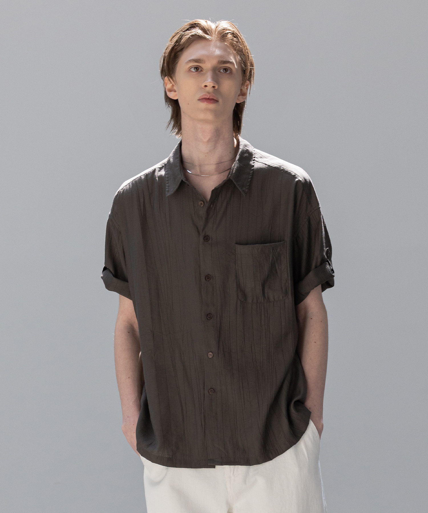Wrinkle Textured Short Sleeve Roll-Up Shirt [Charcoal]