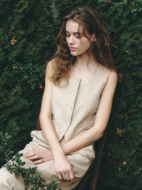 ROVE square neck linen embroidery vest_BEIGE