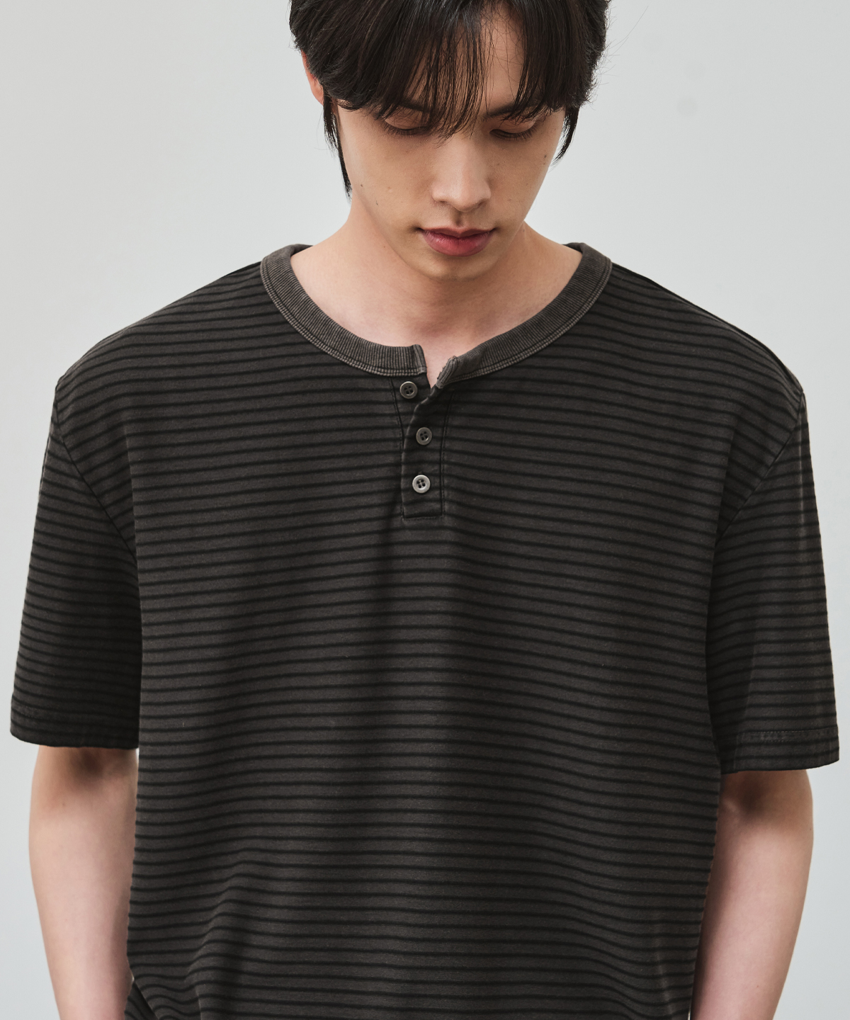 PIGMENT STRIPE HENLEY NECK CROP HALF T-SHIRT [CHARCOAL]