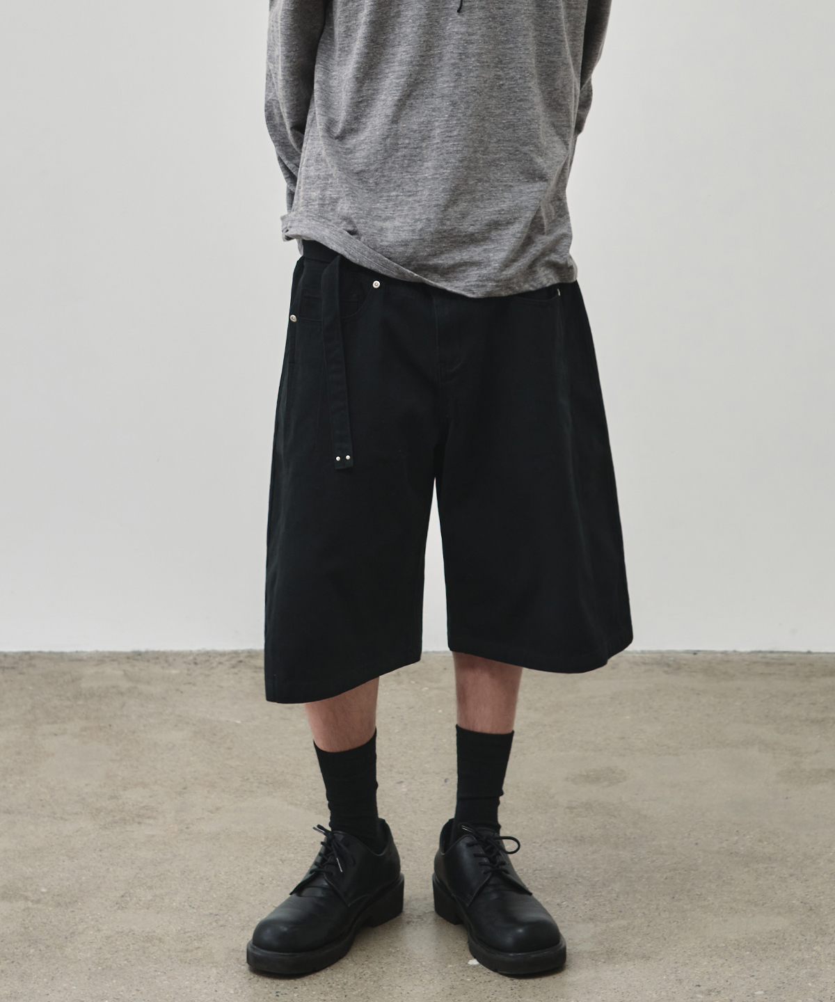LOWERED WAIST COTTON BERMUDA PANTS [BLACK]