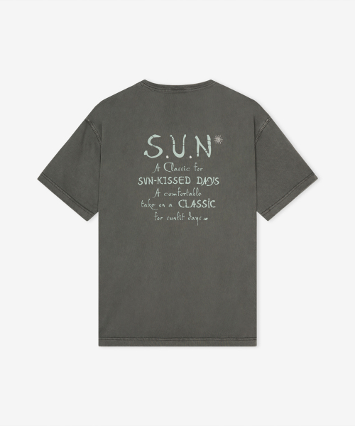 NBNEGCA013 / UNI 선 키스드 그래픽 반팔티 (D/CHARCOAL)