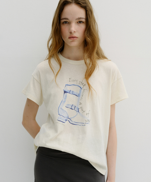 boots print t-shirt (natural cream)