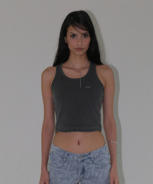 OPEN SIDE SLEEVELESS T-SHIRT [CHARCOAL]