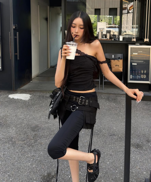 Lace One-Shoulder Shirring Top (Black)