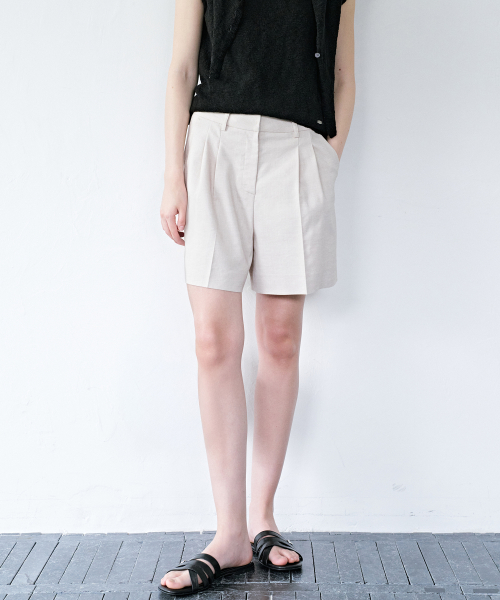 Sable Two Tuck Shorts Beige