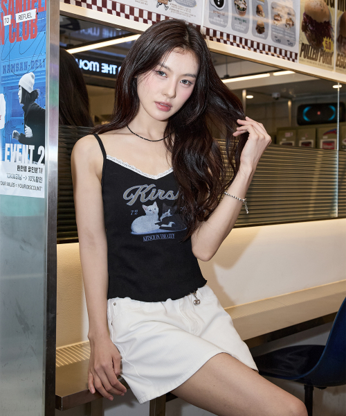 GRAPHIC SLIM FIT SLEEVELESS TOP [BLACK]