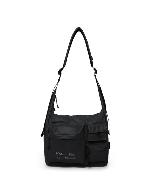 MULTI-POCKET LITE CROSS BAG IN BLACK