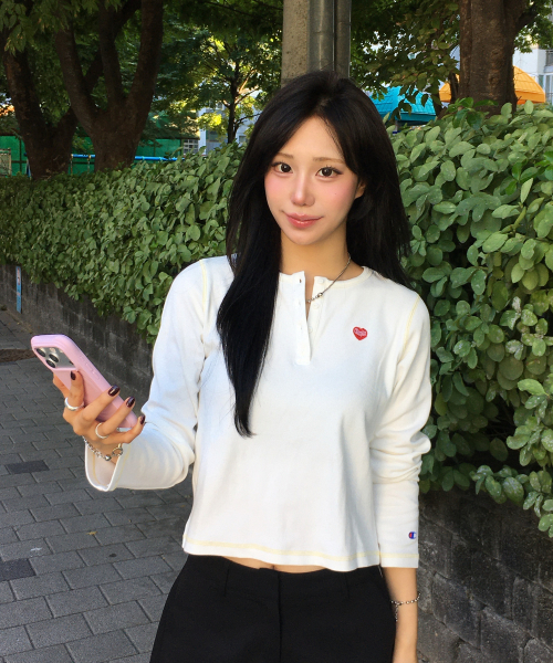 여성 하트 로고 헨리넥 롱슬리브 White