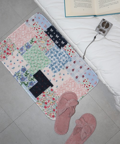 PATCHWORK GRAPHIC FLOOR MAT