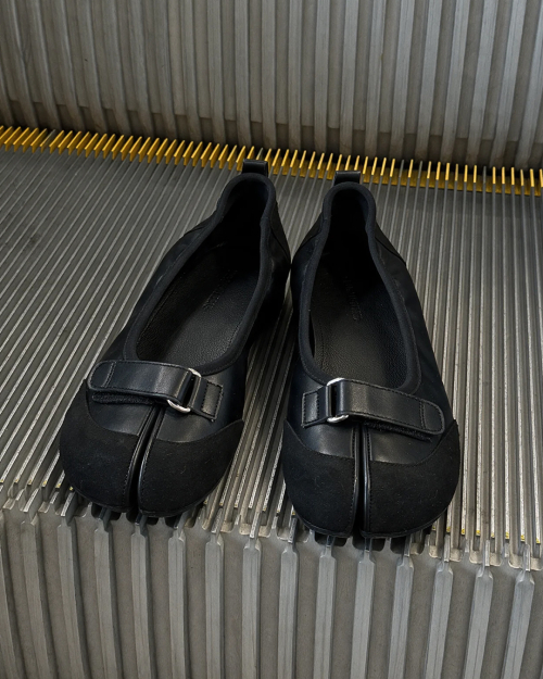 W TABI STRAP FLAT SHOES (BLACK)