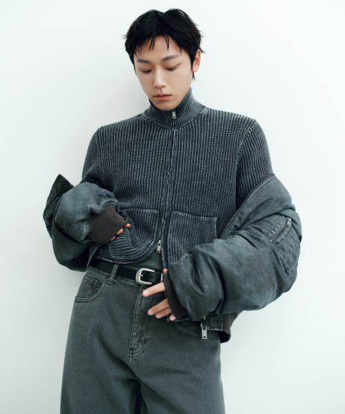 무신사 스탠다드 [이도현 PICK] [챔피온 컬래버] 피그먼트 다이드 하이넥 크롭 니트 집업 [차콜 그레이]