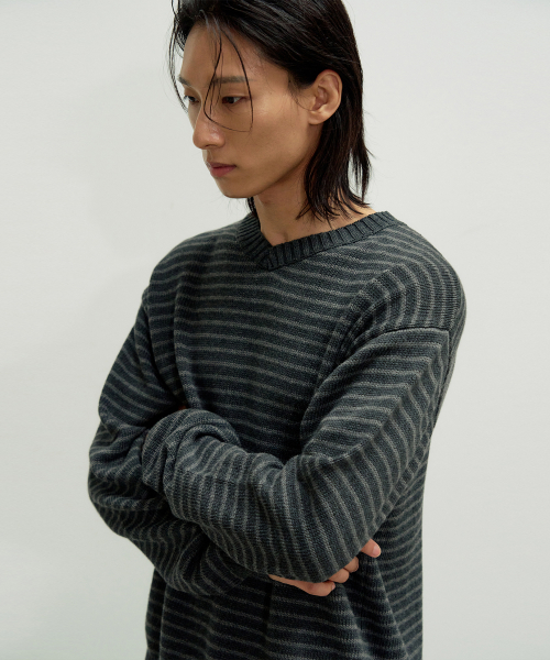 V-NECK STRIPE PULLOVER KNIT [CHARCOAL]