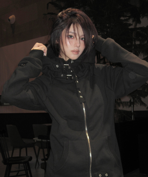 LAYER BUCKLE HOODED ZIP-UP (BLACK) F26ZA509