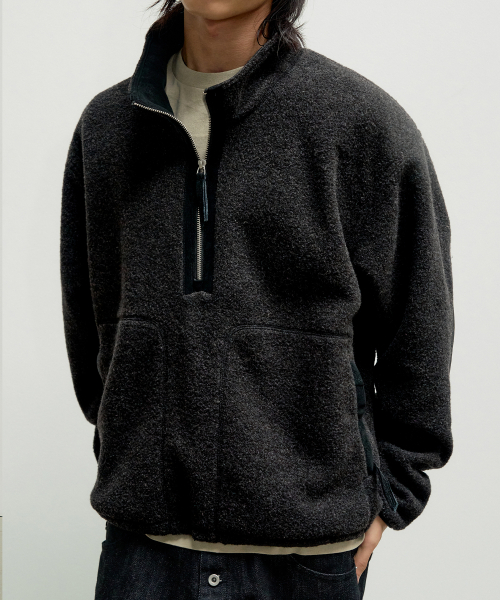LEATHER PATCH WOOL FLEECE HALF ZIP-UP [CHARCOAL]