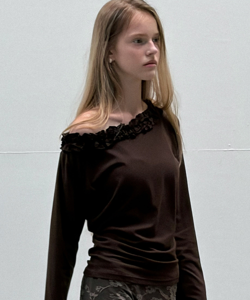 BOAT NECK RUFFLE T-SHIRT (BROWN)