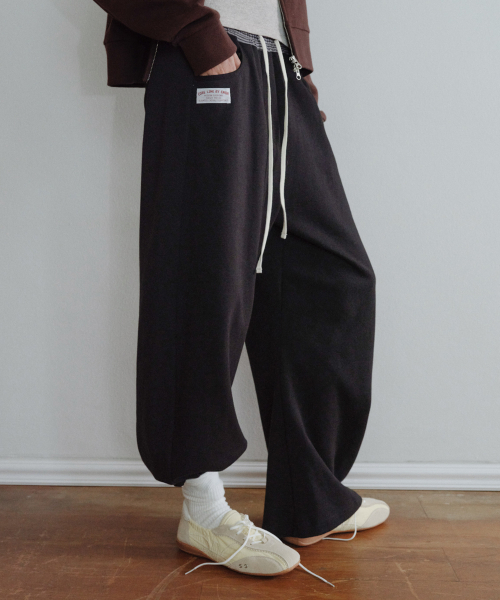 [CORE] STRIPED WAISTBAND CURVED PANTS - BLACK