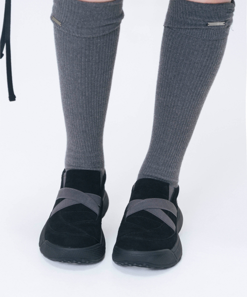 Cut line band slip-on BLACK