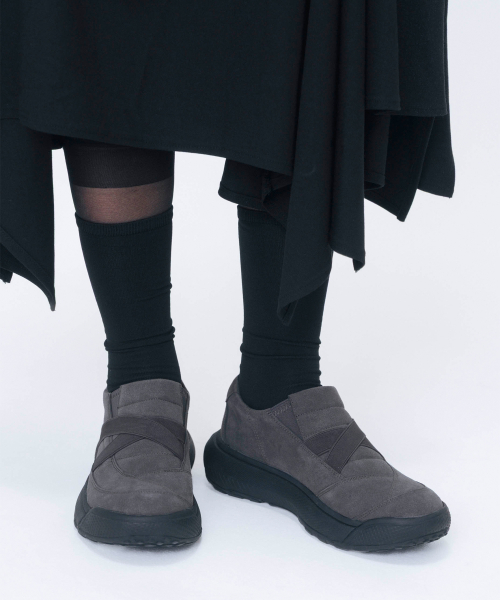 Cut line band slip-on CHARCOAL