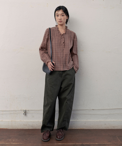 kora frill blouse (brown)