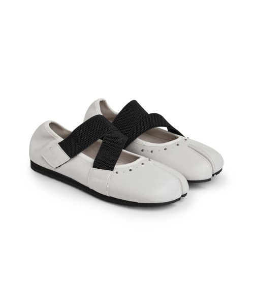 TABI POINT FLAT SHOES IN IVORY