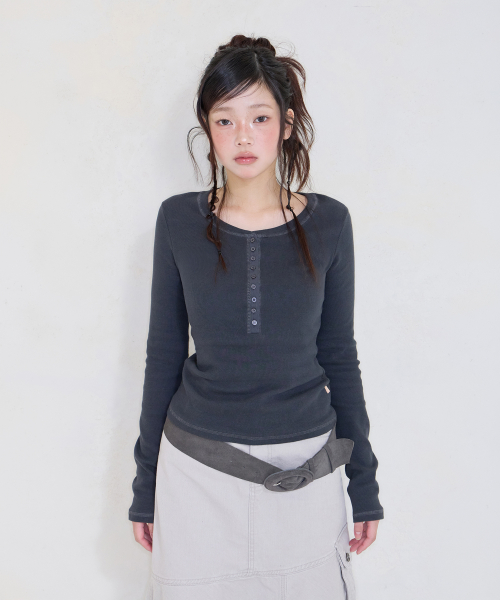 PETITE BUTTON T CHARCOAL