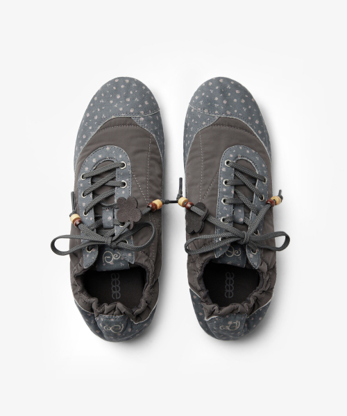 [지연 PICK] AEAE FLOWER TRAINER [CHARCOAL]