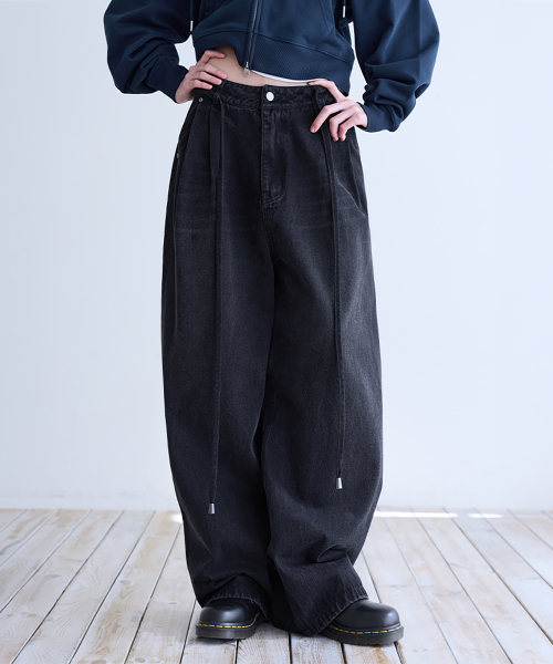 Curved Over Pintuck Jeans, BLACK