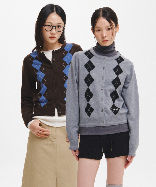 woman mild argyle crewneck cardigan [3col]