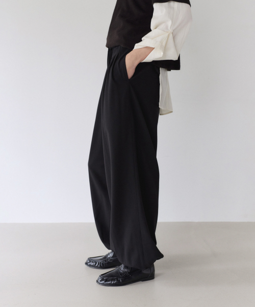 FLOW VOLUME TUCK PANTS, BLACK