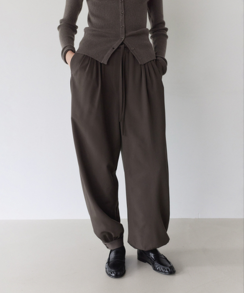FLOW VOLUME TUCK PANTS, KHAKI BROWN