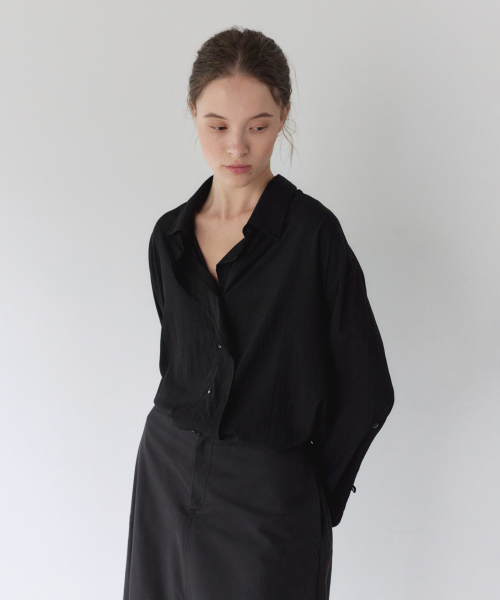 FLUID OVERLAP PLACKET SHIRT, BLACK