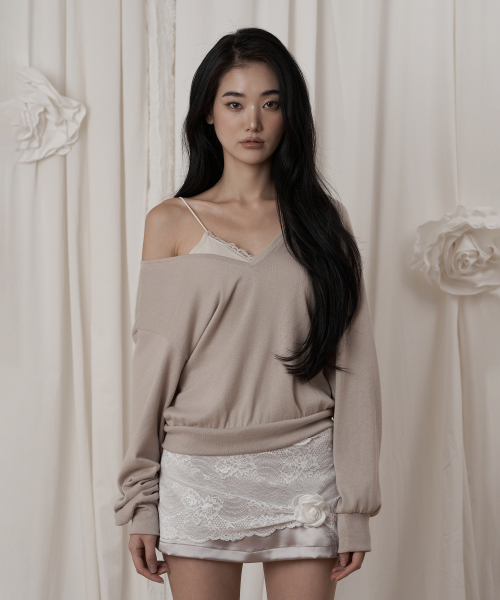 일리오 Beige Easy layered V-neck knit