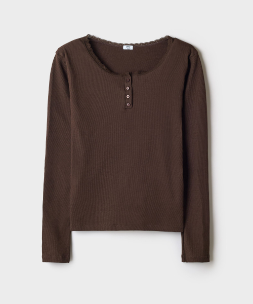 [COMFORT] Lace Henley-Neck Long-Sleeve Tee_SPLOG49A04
