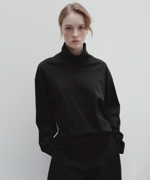 MOTE COTTON TURTLENECK TOP (BLACK)