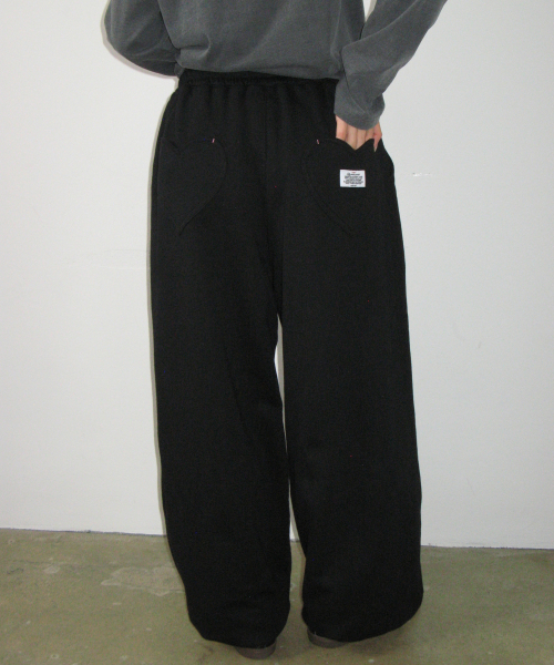 HEART POCKET WIDE JOGGER PANTS BLACK