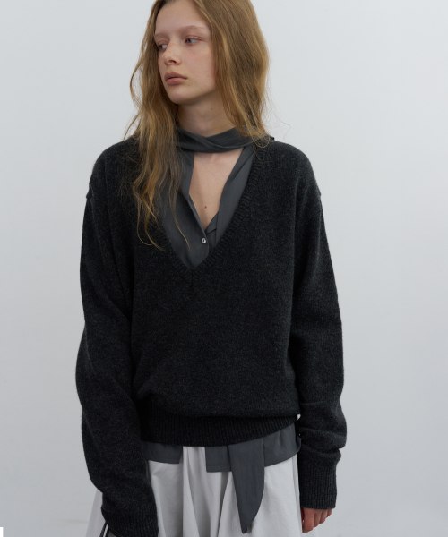 Back logo deep v-neck knit - charcoal