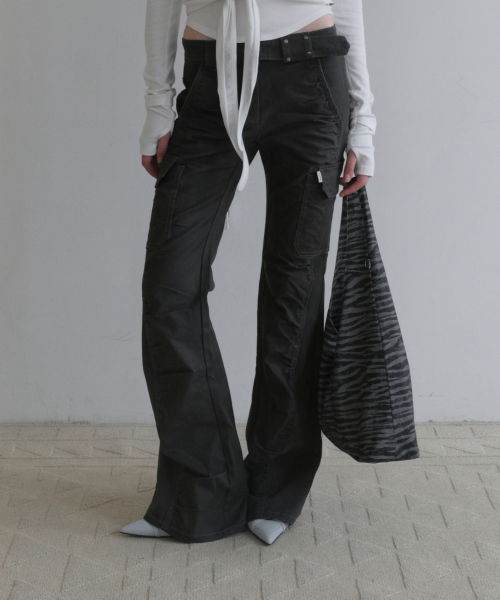 SHIRRING DETAIL BOOTS CUT PANTS [CHARCOAL]
