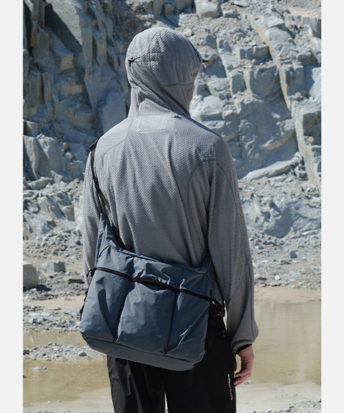 데상트 [DESCENTE X EASTLOGUE] 포켓 스트링 크로스백 그레이 SR423HBGO1