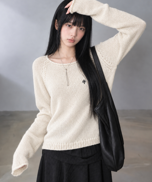 롤 엣지 자수 보트넥 니트_아이보리 — Main product photo