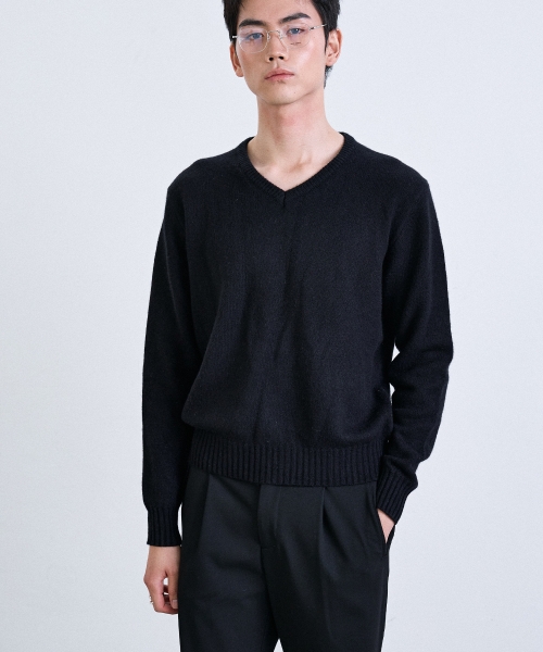 제임스 브이넥 니트 블랙 — Main product photo