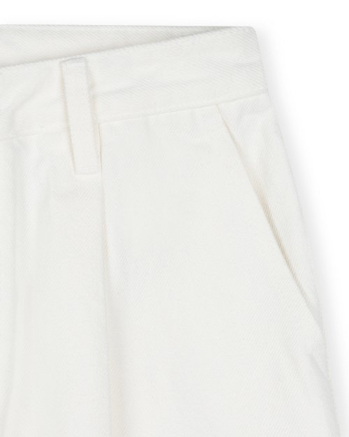 Обновлён ONE TUCK CURVED JEAN слоновая кость