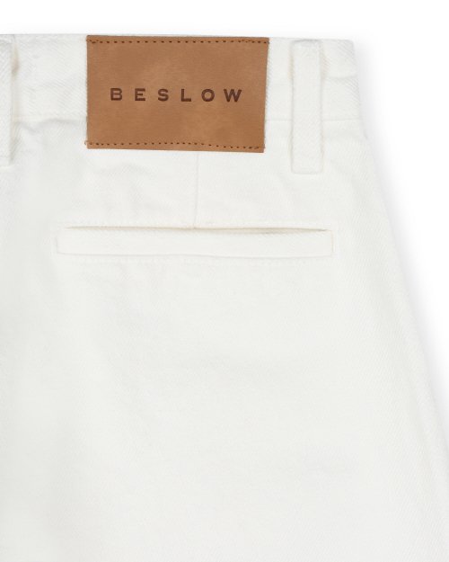 Обновлён ONE TUCK CURVED JEAN слоновая кость