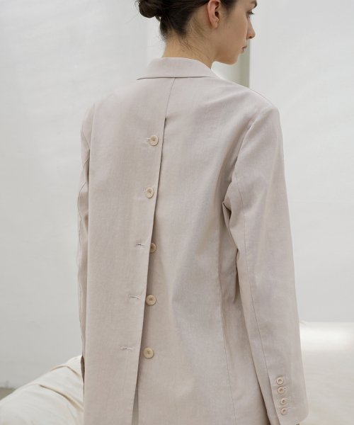 BACK BUTTONED SHORT COLLAR куртка