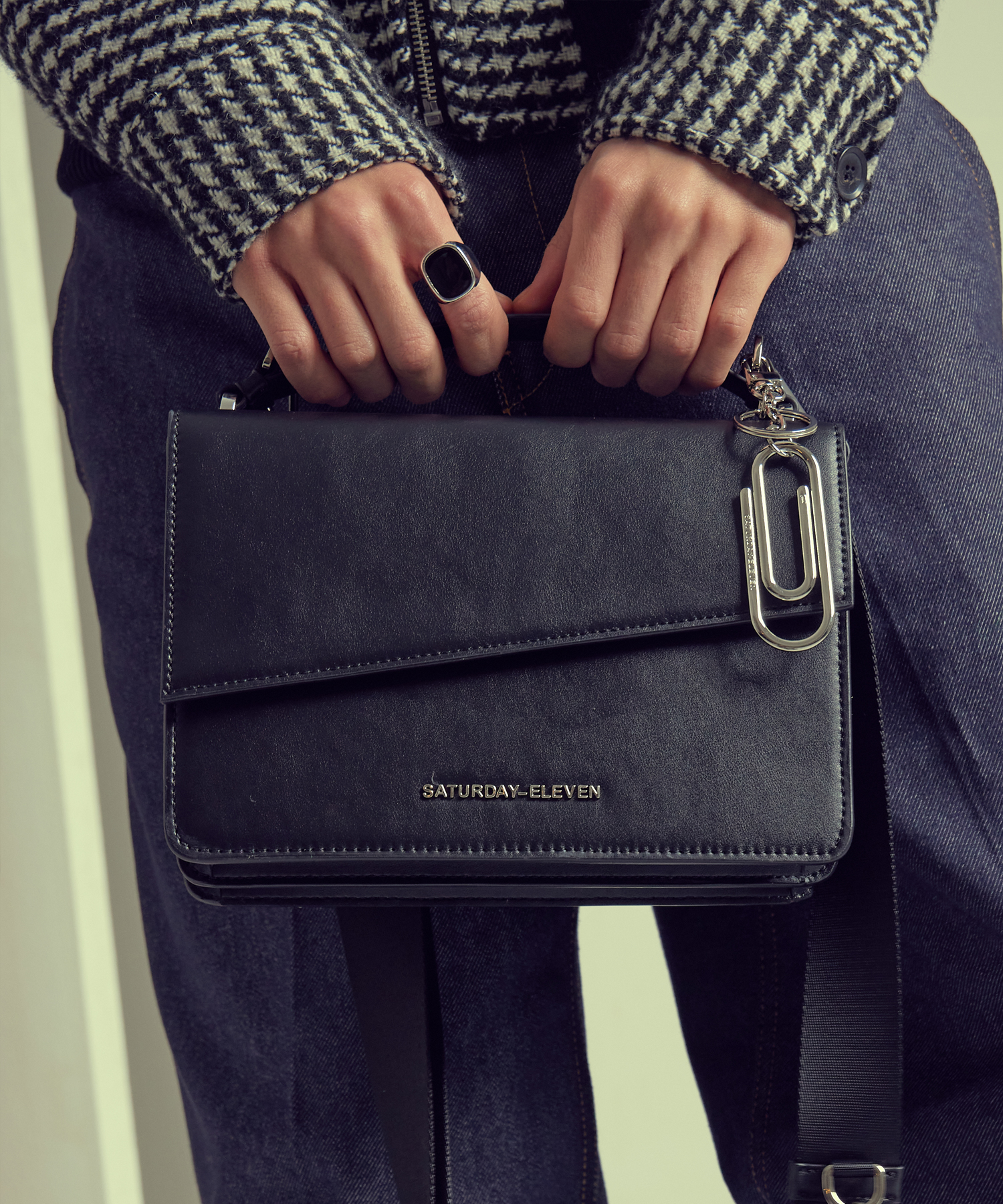 NO.3 BLACK TOP STITCHED LEATHER HANDLE CROSS BODY BAG