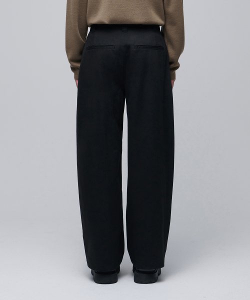 CURVED WIDE CHINO PANTS [BLACK]