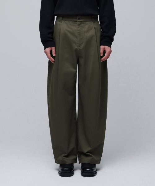 CURVED WIDE CHINO PANTS [KHAKI]