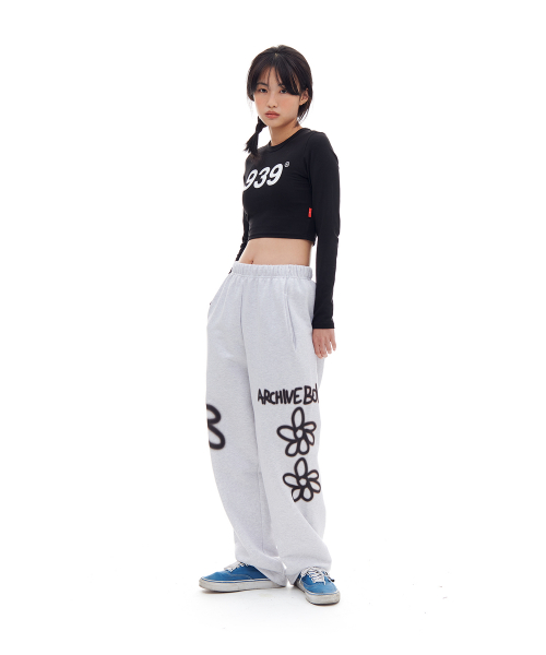 MUSINSA | アーカイブボールド 939 DAISY SWEAT PANTS_LIGHT GRAY