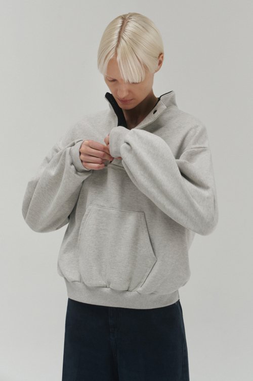 Button logo sweatshirt (gray)